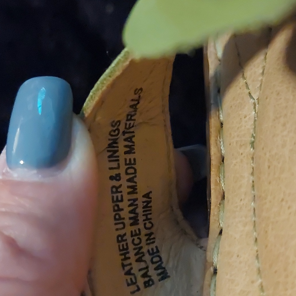 Born Avocado Green Leather Flower Flip Flop Sandals.  Size 8 (39) - Picture 4 of 6